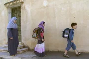 Luise bringt Sainab und Ilyas zur Schule.