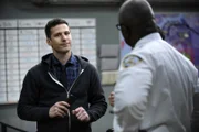 Jake Peralta (Andy Samberg, l.); Captain Ray Holt (André Braugher, r.)