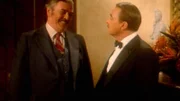 Higgins (John Hillerman, re.) begrüßt den ersten Gast auf Robin Masters' Party zur Tagundnachtgleiche, Masters Buchhalter Archie MacPherson (James Doohan).