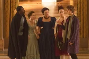 (V.l.:) Isaac (Terique Jarrett), Bree (Chloé Fox), Kennedy (Caitlin Rose Lacey), Ines (Eubha Akilade) und Jeff (Castle Rock Peters) sind auf dem Ball der Zeitreisenden im Jahr 1905 und beraten, wie sie von dort wieder zurück in die Ballettschule der Gegenwart kommen können.