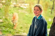 Tierpflegerin Rachel bei dem neuen Gehege der Sumatra-Tiger.