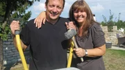 Wenn die Gartensaison beginnt, sorgt Marion dafür, dass Ingo wieder an die frische Luft kommt.