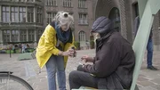 Eine kleine Aufmunterung: Gabriele hilft einem Obdachlosen.