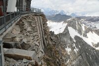 Der Fels, auf dem das Observatorium steht, ist instabil. Denn der Permafrost, der das Gestein wie Kit zusammenhält, ist schon zwei Meter tief geschmolzen. Um das Gebäude zu halten, wurden 200 riesige Stahldübel verbaut. Der Fels, auf dem das Observatorium steht, ist instabil. Denn der Permafrost, der das Gestein wie Kit zusammenhält, ist schon zwei Meter tief geschmolzen. Um das Gebäude zu halten, wurden 200 riesige Stahldübel verbaut.