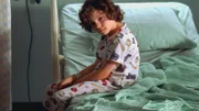 Der kleine Sam (Max Burkholder) ist stark traumatisiert: Er war Zeuge eines brutalen Mordes.