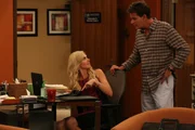 L-R: Dr. Jordan Denby (Laura Bell Bundy) und Charlie Goodson (Charlie Sheen)