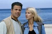 Dr. Jens Lennart (Karsten Speck, li.) und seine Assistentin Carla Dux (Karina Kraushaar, re.) werden zum Strand gerufen, da Touristen einen Heuler gefunden haben, der von seiner Mutter verlassen scheint.