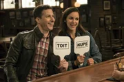 Jake Peralta (Andy Samberg, l.); Amy Santiago (Melissa Fumero, r.)