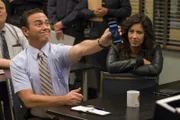 Charles Boyle (Joe Lo Truglio, l.); Rosa Diaz (Stephanie Beatriz, r.)