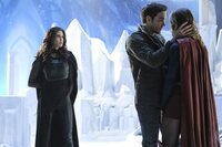Muss Kara (Melissa Benoist, r.) vor seiner unberechenbaren Mutter (Teri Hatcher, l.) beschützen: Mon-El (Chris Wood, M.) ... Muss Kara (Melissa Benoist, r.) vor seiner unberechenbaren Mutter (Teri Hatcher, l.) beschützen: Mon-El (Chris Wood, M.) ...