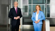 ARD und ZDF übertragen gemeinsam die Schlussrunde der Spitzenkandidatinnen und -kandidaten aller im Bundestag vertretenen Parteien. Gastgeber sind Tina Hassel, Leiterin des ARD-Hauptstadtstudios, und Theo Koll, Leiter des ZDF-Hauptstadtstudios. Die Sendung am Donnerstag vor der Wahl ist eine der letzten Gelegenheiten, noch einmal die Positionen abzugrenzen und noch einmal um die Stimmen der interessierten Zuschauerinnen und Zuschauer zu kämpfen.