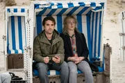 Leichenfund im Strandkorb: Hinnerk (Oliver Wnuk, l.) setzt sich direkt neben die Leiche von Marion Caspary (Lola Krauss, r.) in den Strandkorb. Als echter Profiler versetzt er sich sofort in die Lage der Toten. Wo schaut sie hin und warum? Er ist sich sicher: Sylt hat seinen ersten Serienm?rder!
