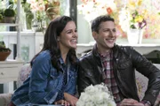 Amy Santiago (Melissa Fumero, l.); Jake Peralta (Andy Samberg, r.)