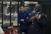 Jake Peralta (Andy Samberg, l.); Captain Ray Holt (André Braugher, r.)