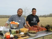 Roger Mooking (l.)