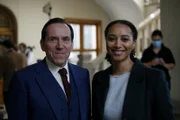 Professor T (Ben Miller) und Lisa Donckers (Emma Naomi)