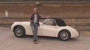 James freut sich auf die Fahrt in einem wahren Liebhaberautomobil, dem Jaguar XK 120.