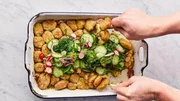 Gebratene Kartoffeln mit Gurkensalat