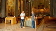Joachim Llambi (l.) zusammen mit dem Pfarrer von Blanes (r.) auf den Spuren seiner Vorfahren in der "Iglesia de Santa Maria de Blanes_.