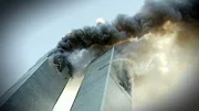 Am frühen Morgen des 11. September 2001 rast eine American Airlines Maschine in den Nordturm des World Trade Center – kurz darauf explodiert ein zweites Flugzeug im Südturm.
