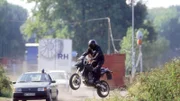 Eine geheimnisvolle Motorradfahrerin beobachtet Jan auf Schritt und Tritt. Es handelt sich um Sandra. Jan und Semir verfolgen sie, um sie zur Rede zu stellen.