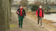 Die Tierretter Michael (l.) und Alex vor einem Einsatz.