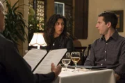 Rosa Diaz (Stephanie Beatriz, l.); Jake Peralta (Andy Samberg, r.)