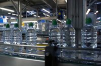 Volvic-Flaschen in der Produktionshalle