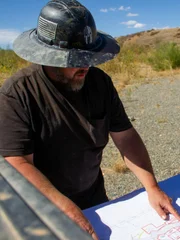 Casey Morgan examine Lynx Creek map