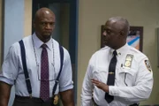 Terry Jeffords (Terry Crews, l.); Captain Ray Holt (André Braugher, r.)