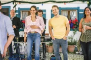 Natürlich lassen sich Julia Obermeier (Liane Forestieri, l.) und Marlon Schubert (Nicolas Wolf, r.) nicht den Auftritt von Eva Lorenz' Band entgehen.