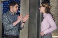 Nachdem Alex entführt wurde, steckt Kara (Melissa Benoist, r.) in der Klemme. Der Entführer droht ihr diese zu töten, wenn sie einen bestimmten Kriminellen nicht aus dem Gefängnis entlässt. Winn (Jeremy Jordan, r.) steht dem Supergirl mit Rat und Tat in dieser schwierigen Situation zur Seite ... Nachdem Alex entführt wurde, steckt Kara (Melissa Benoist, r.) in der Klemme. Der Entführer droht ihr diese zu töten, wenn sie einen bestimmten Kriminellen nicht aus dem Gefängnis entlässt. Winn (Jeremy Jordan, r.) steht dem Supergirl mit Rat und Tat in dieser schwierigen Situation zur Seite ...