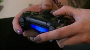 "Ich habe mich morgens zum Spielen an den Computer gesetzt und erst gegen Mitternacht wieder aufgehört." Für Céline, Gabriel und Mohammed ist das eine vertraute Erfahrung. Die drei jungen Leute sind Gamer, sie wissen, wie es ist, sich tage- und nächtelang vor dem Rechner oder der Konsole zu verlieren. Ihre Erfahrungen ähneln sich, aber sie gehen auf unterschiedliche Weise mit der Faszination Computerspiel um. Die Sendung "Spiel oder Leben" porträtiert junge Gamer und hinterfragt ihre Motive und ihre Lebensperspektiven.