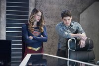 Kara (Melissa Benoist, l.) und Winn (Jeremy Jordan, r.) müssen alles geben, um Alex das Leben zu retten. Werden sie es rechtzeitig schaffen? Kara (Melissa Benoist, l.) und Winn (Jeremy Jordan, r.) müssen alles geben, um Alex das Leben zu retten. Werden sie es rechtzeitig schaffen?
