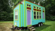 Die Künstlerin Annie aus Chattanooga, Tennessee, möchte sich nach ihrer Scheidung verkleinern. Sie sieht sich nach einem mobilen Tiny House mit Platz für Besucher um. Ihr Sohn, der aufs College geht, hilft beim Aussortieren im alten Haus und bei der Suche. Doch Annies Familie ist skeptisch, ob ein Tiny House wirklich das Richtige für sie ist.