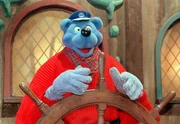 Fabulierend durchschippert Käpt'n Blaubär alle Fährnisse des Lebens und schlüpft in den 26 Folgen der neuen Comedy Reihe in immer neue Rollen. Er gibt ärztliche Ratschläge als Dr. Schlaubär oder zeigt sich als Entdecker Christoph Kolumbär.