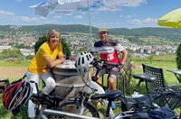 In Weil am Rhein, ist Annette Krause mit einem Millionär verabredet: Ein Kilometer-Millionär auf dem Fahrrad, Armando Basile. In Weil am Rhein, ist Annette Krause mit einem Millionär verabredet: Ein Kilometer-Millionär auf dem Fahrrad, Armando Basile.