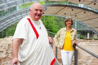 Annette Krause trifft bei Ihrem Besuch in der größten römischen Thermenanlage nördlich der Alpen in Badenweiler auf Fritz Steinbrunner. Annette Krause trifft bei Ihrem Besuch in der größten römischen Thermenanlage nördlich der Alpen in Badenweiler auf Fritz Steinbrunner.
