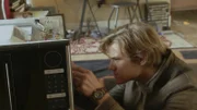 MacGyver (Lucas Till) und Jack suchen nach Riley, die verschwand, nachdem sie sich in die Computersysteme der NSA gehackt hatte. Bei der Suche stehen ihnen allerdings nur eine Mikrowelle und Klebeband zur Verfügung ...