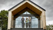 V.l.: Kevin McCloud, Elaine, Micah