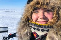Die Schriftstellerin Aviaq Johnston auf dem Meereis außerhalb der Stadt Iqaluit, Nunavut