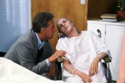 Quincy (Jack Klugman, l.) betreut in Vertretung des Psychiaters Dr. Pendleton dessen unheilbar an Krebs erkrankte Patientin Kay Silver (Tyne Daly, r.).