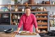 Jamies 5-Zutaten-Küche Staffel 2 Folge 5 Jamie Olivers Teriyaki-Aubergine Copyright: SRF/Fremantle
