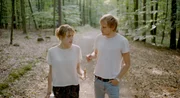 Jule (Mala Emde) und Jan (Anton Spieker) im Wald.
