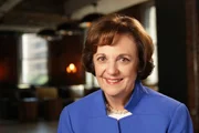 Interviewpartnerin Sally Smith Bedell ist eine amerikanische Bestseller-Autorin und hat mehrere Bücher über das britische Königshaus geschrieben.