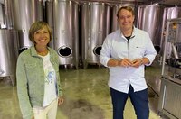 Moderatorin Annette Krause mit Starwinzer und Chefkoch Christian Stahl. Moderatorin Annette Krause mit Starwinzer und Chefkoch Christian Stahl.