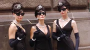 Von links: Verkleidet als Holly Golightly aus dem Film "Frühstück bei Tiffany" überfallen Beth (Andrea Bogart), Dana (Lisa Jay) und Natalie (Nicole Malgarini) ein Juweliergeschäft.