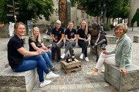 Moderatorin Annette Krause besucht den Winzerhof Wille, der ausschließlich von Frauen geleitet wird. Eine davon, Michaela Wille, ist zudem Taubertaler Weinkönigin, ihre Schwester Christina, die dortige Weinprinzessin. Zusammen mit ihrer Mutter und ihren Schwestern schmeißen sie den Laden. Moderatorin Annette Krause besucht den Winzerhof Wille, der ausschließlich von Frauen geleitet wird. Eine davon, Michaela Wille, ist zudem Taubertaler Weinkönigin, ihre Schwester Christina, die dortige Weinprinzessin. Zusammen mit ihrer Mutter und ihren Schwestern schmeißen sie den Laden.