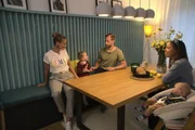 Moderatorin Eva Brenner begutachtet gemeinsam mit einer Familie die neue Küche.