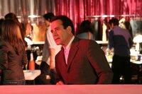 Da Monks (Tony Shalhoub) Hemden starke Mängel aufweisen, macht er sich selbst ein Bild und besucht die Qualitätskontrolle der Hemdenfabrik. Dort begegnet er Maria Ortiz, die Monk von ihrem Schicksal erzählt. Da Monks (Tony Shalhoub) Hemden starke Mängel aufweisen, macht er sich selbst ein Bild und besucht die Qualitätskontrolle der Hemdenfabrik. Dort begegnet er Maria Ortiz, die Monk von ihrem Schicksal erzählt.
